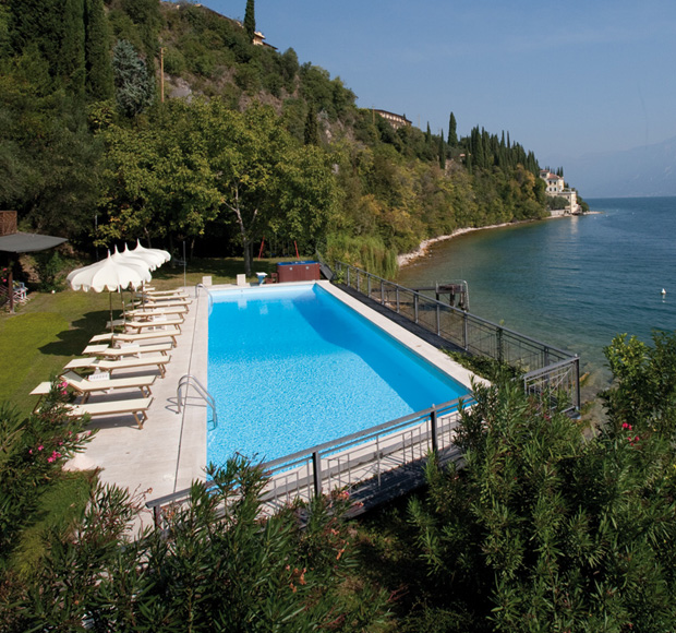 Hotel with swimming pool on Lake Garda